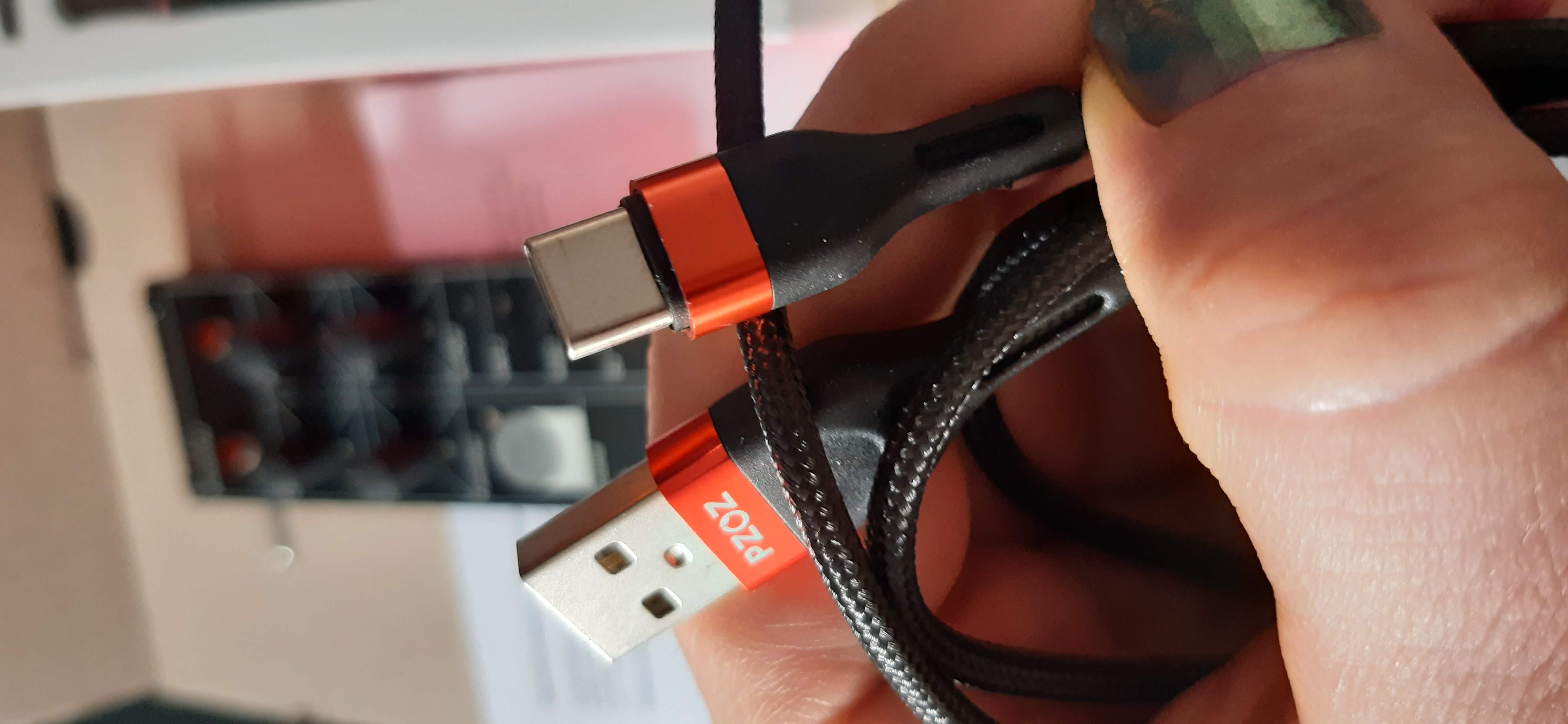 Nahansicht des USB-Kabels mit Daumen